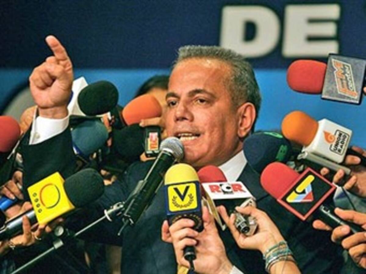 Fiscalía pide detención del líder opositor de Venezuela. Rosales llama 'cobarde' a Chávez