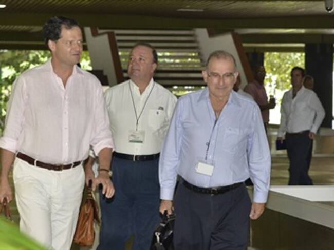 Santos reitera que no está negociando el país con la guerrilla