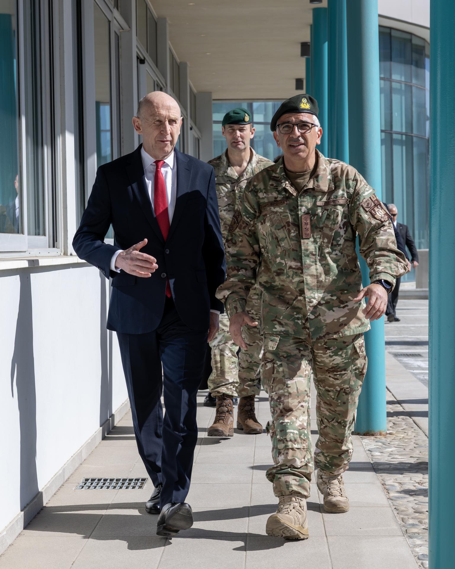 Secretario de Defensa Británico, John Healey saluda a las fuerzas militares en Nicosia, Chipre. Foto: EFE/EPA/PO RORY ARNOLD/BRITISH MINISTRY OF DEFENCE HANDOUT