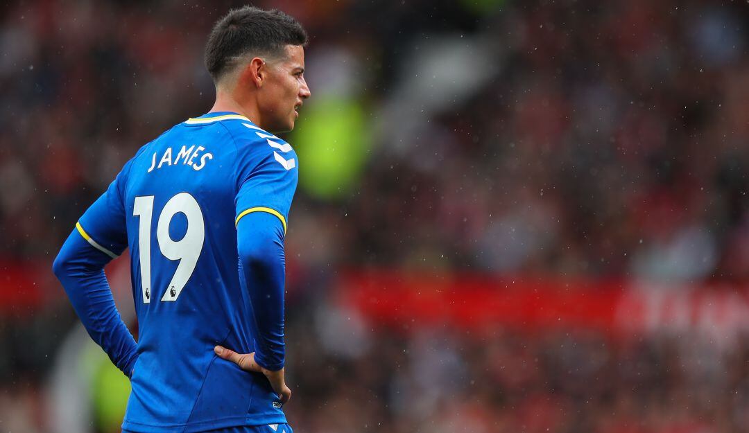El último partido que el colombiano disputó con el Everton fue ante el Manchester United.