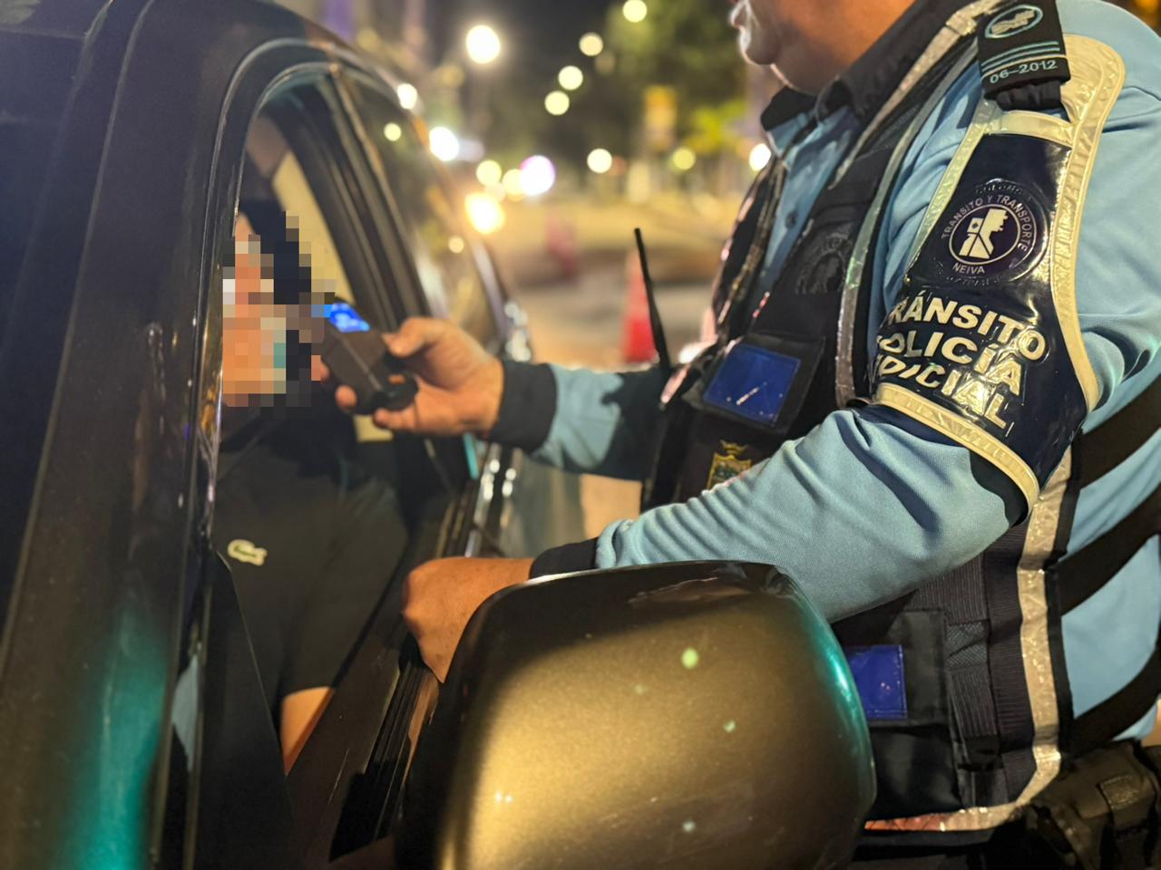 Los agentes adelantan labores pedagógicas para sensibilizar a la ciudadanía. Foto Movilidad Neiva.