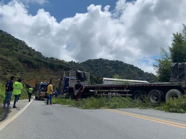 Accidente múltiple por derrame de gasolina en la Autopista Medellín
