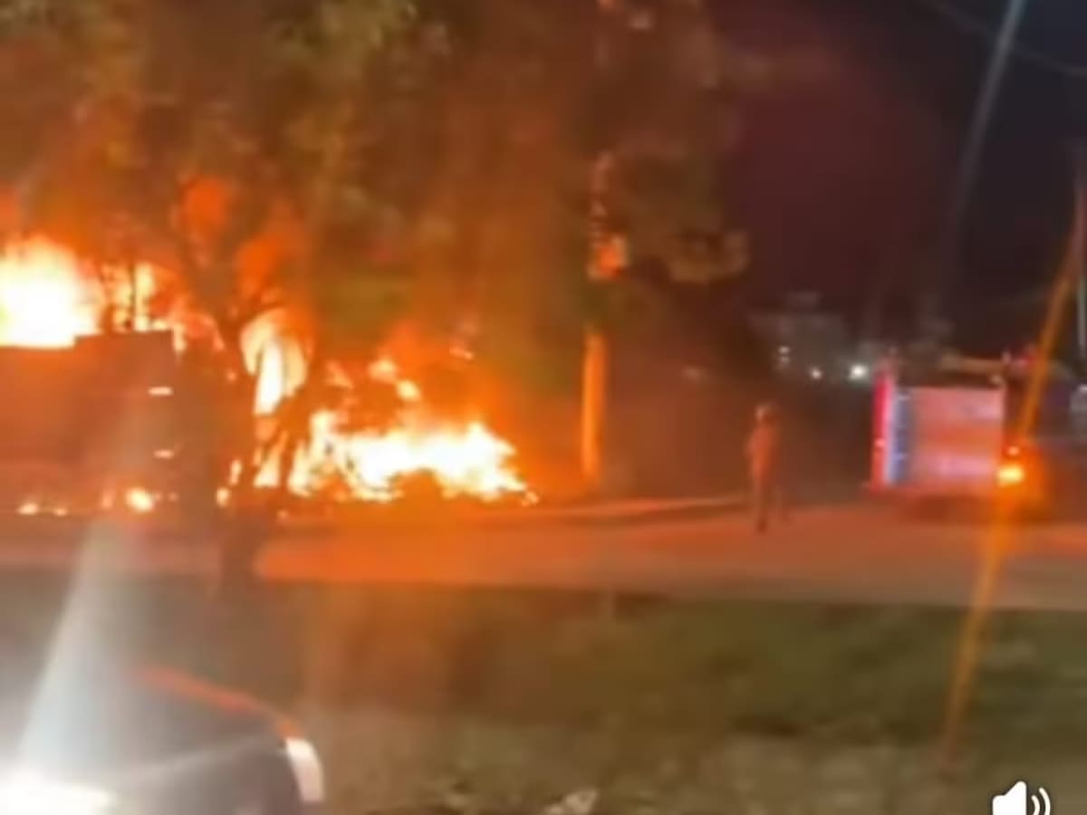 En el barrio La Carolina una empresa de reciclaje terminó en llamas