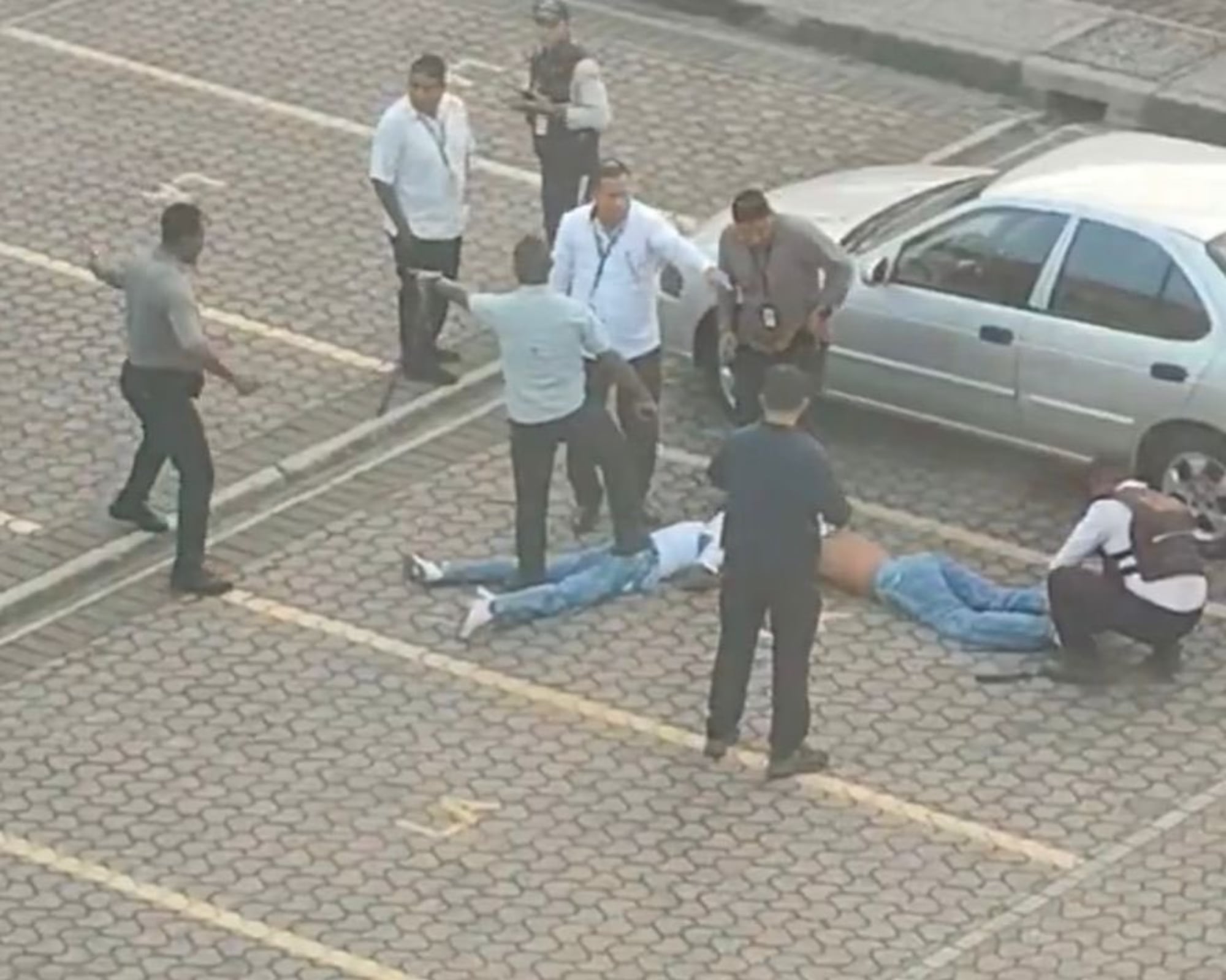 Las autoridades ecuatorianas confirmaron la detención de dos personas relacionadas al ataque ocurrido en la zona de llegadas internacionales del Aeropuerto José Joaquín de Olmedo.
(Foto:   Cortesía)