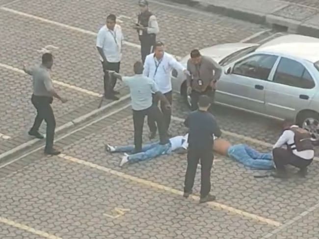 Las autoridades ecuatorianas confirmaron la detención de dos personas relacionadas al ataque ocurrido en la zona de llegadas internacionales del Aeropuerto José Joaquín de Olmedo.
(Foto: Cortesía)