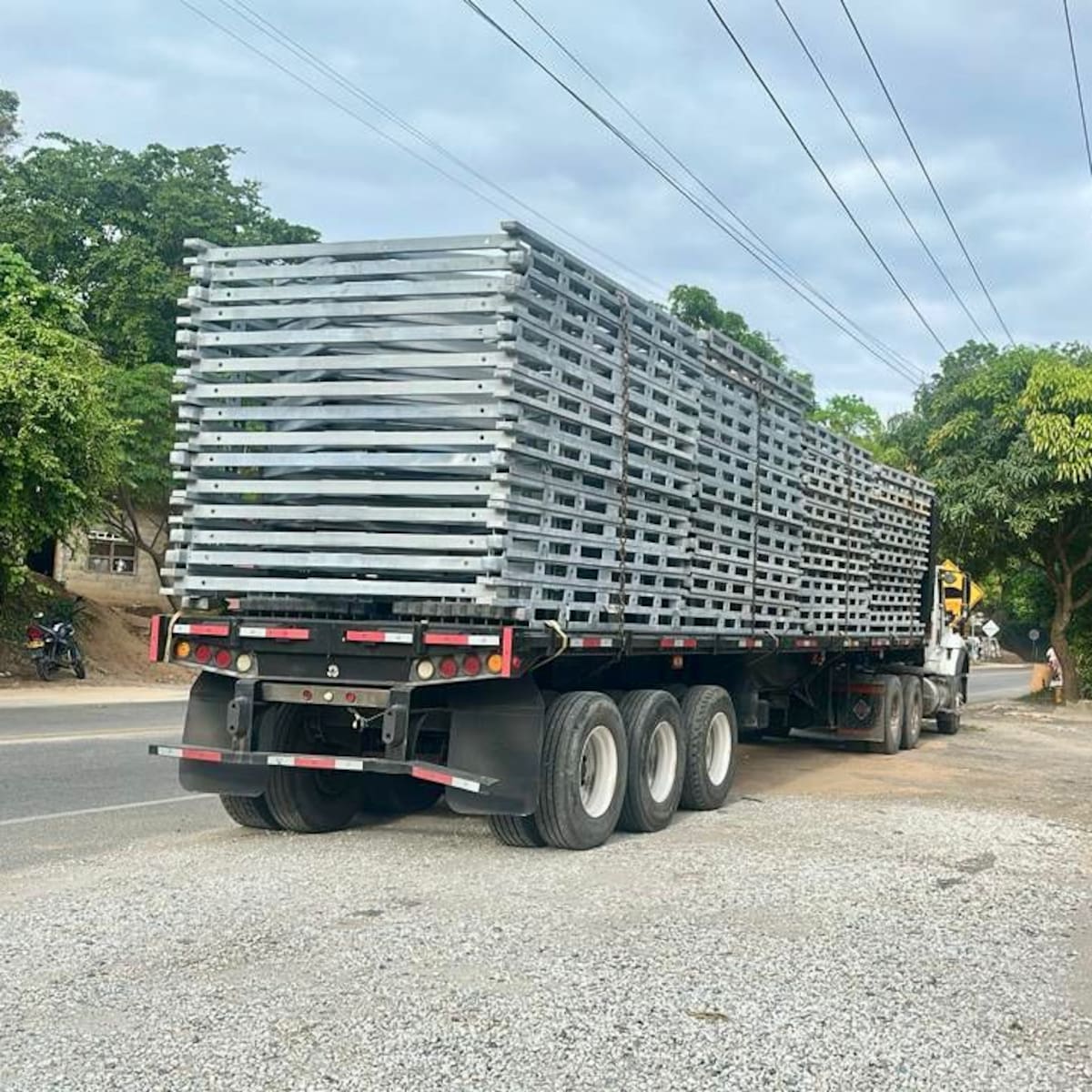 Puente militar llega al Magdalena para recuperar el paso hacia La Guajira