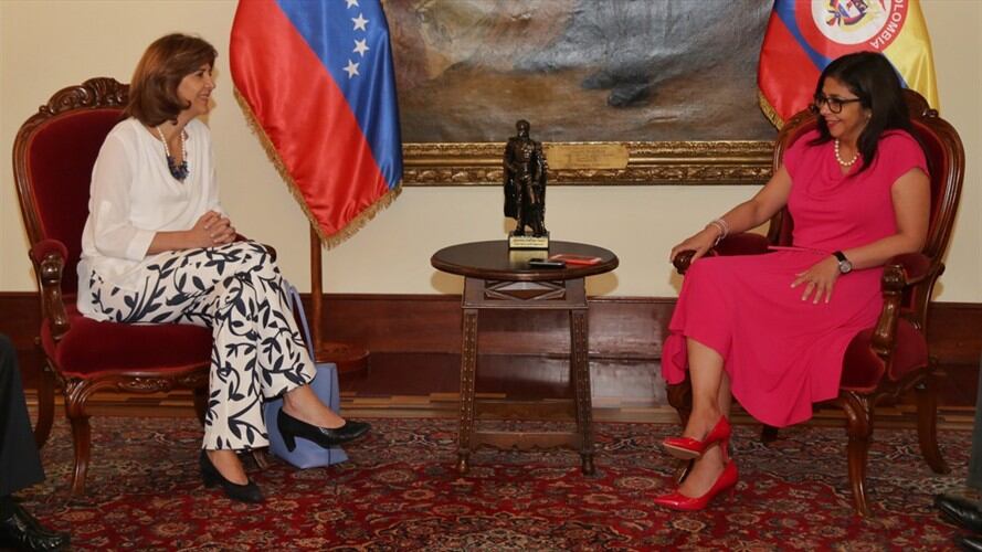 La ministra de Relaciones Exteriores de Colombia, María Ángela Holguín y su hómologa de Venezuela, Delcy Rodríguez se reúnen en la sede de la Cancillería venezolana, en Caracas. Foto: Prensa - Ministerio de Relaciones Exteriores