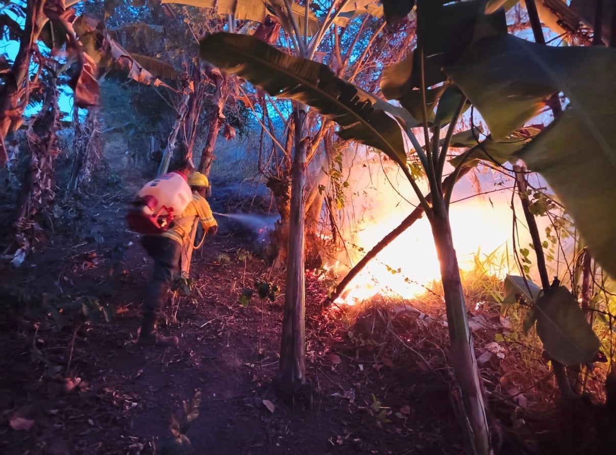 Bomberos controlan incendios en Cundinamarca. Foto: Gobernación de Cundinamarca.