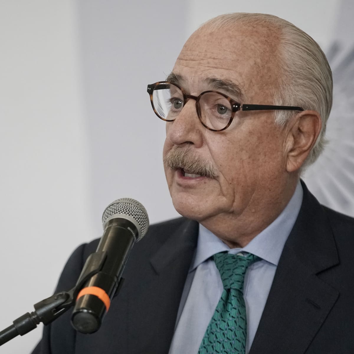 Petro se está disfrazando de demócrata, cuando es un autócrata: Pastrana tras retención en Angola