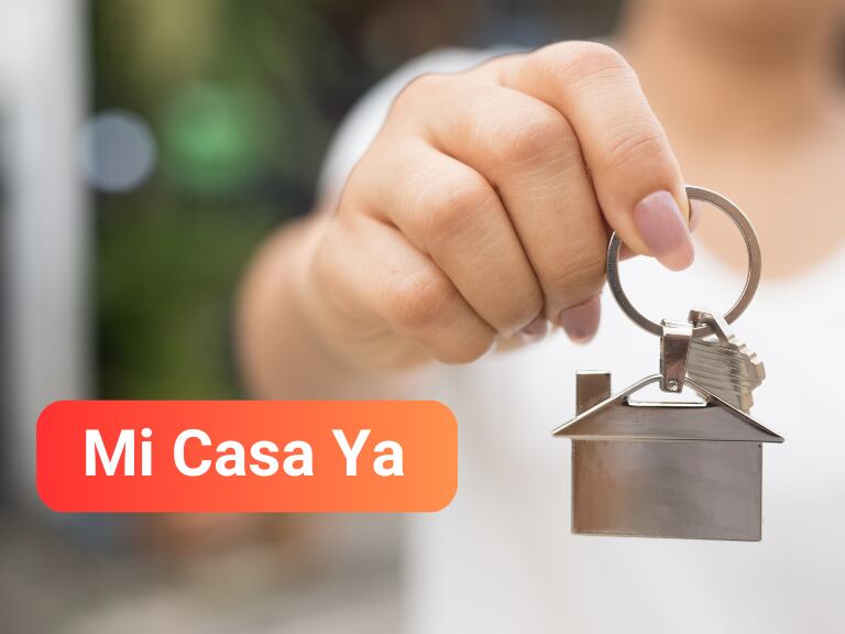 Mi Casa Ya y al lado una persona con llaves de vivienda  (Fotos vía Getty Images)