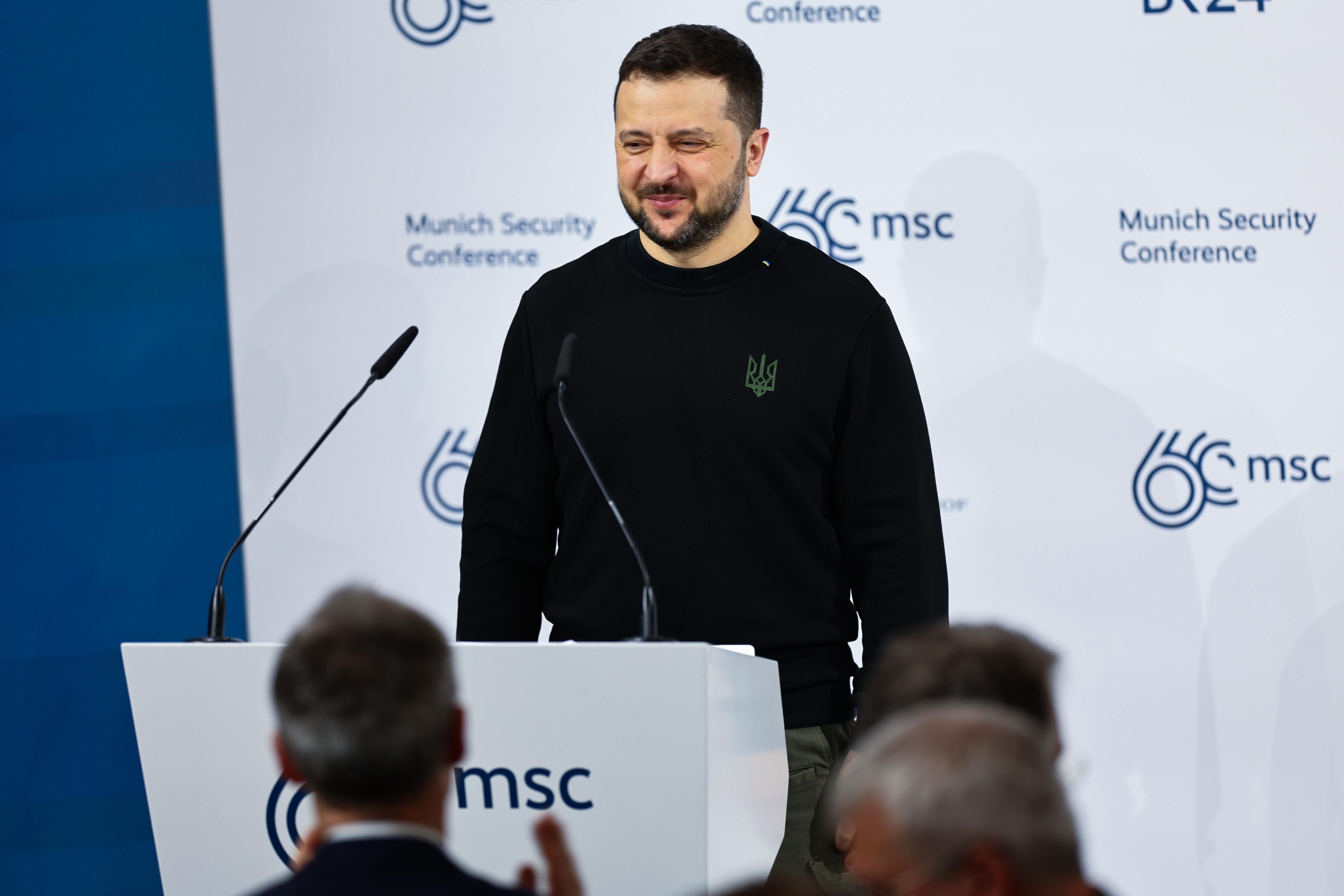 Munich (Germany), 17/02/2024.- Ukrainian President Volodymyr Zelensky receives standing ovation prior to delivering a speech at the 'Bayerischer Hof' hotel, the venue of the 60th Munich Security Conference (MSC), in Munich, Germany, 17 February 2024. More than 500 high-level international decision-makers meet at the 60th Munich Security Conference in Munich during their annual meeting from 16 to 18 February 2024 to discuss global security issues. (Alemania) EFE/EPA/ANNA SZILAGYI