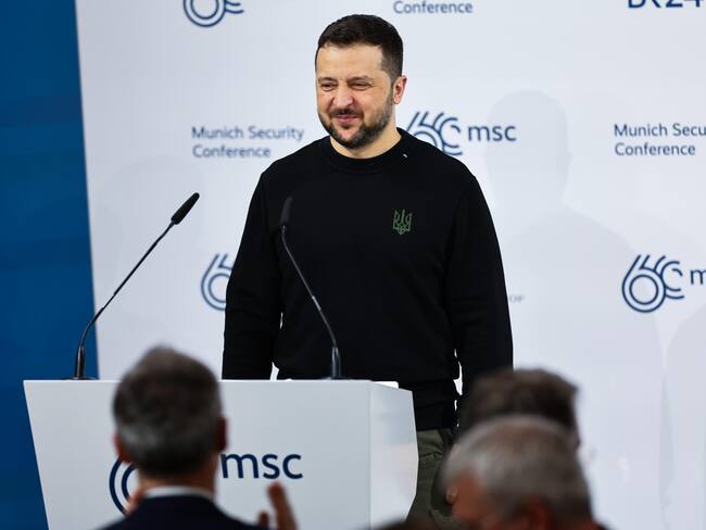 Munich (Germany), 17/02/2024.- Ukrainian President Volodymyr Zelensky receives standing ovation prior to delivering a speech at the 'Bayerischer Hof' hotel, the venue of the 60th Munich Security Conference (MSC), in Munich, Germany, 17 February 2024. More than 500 high-level international decision-makers meet at the 60th Munich Security Conference in Munich during their annual meeting from 16 to 18 February 2024 to discuss global security issues. (Alemania) EFE/EPA/ANNA SZILAGYI