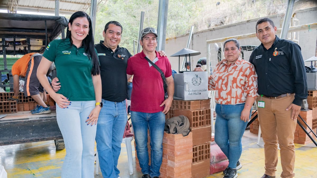 Entregan primeras hornillas ecológicas a familias rurales del Huila