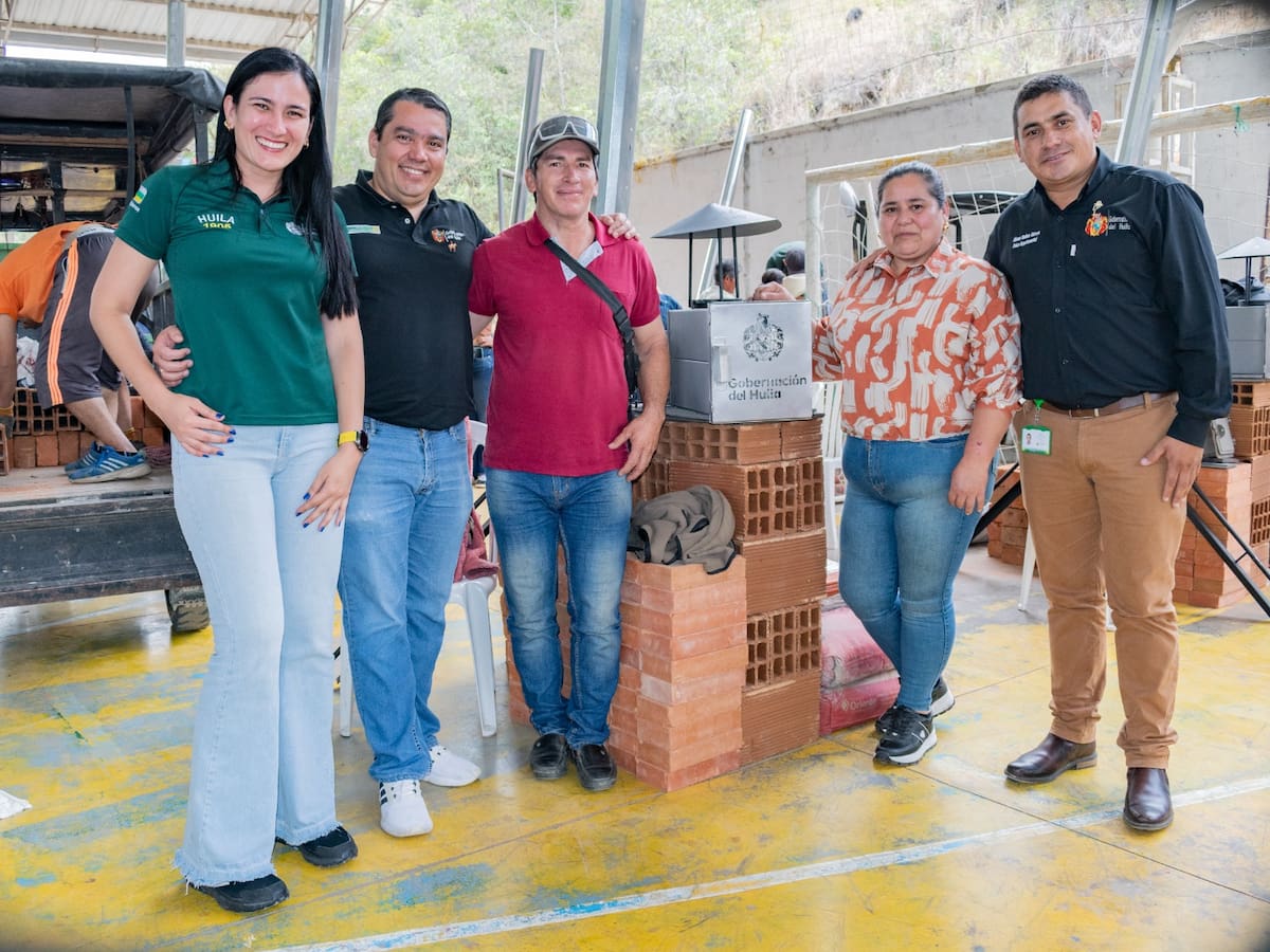 Entregan primeras hornillas ecológicas a familias rurales del Huila