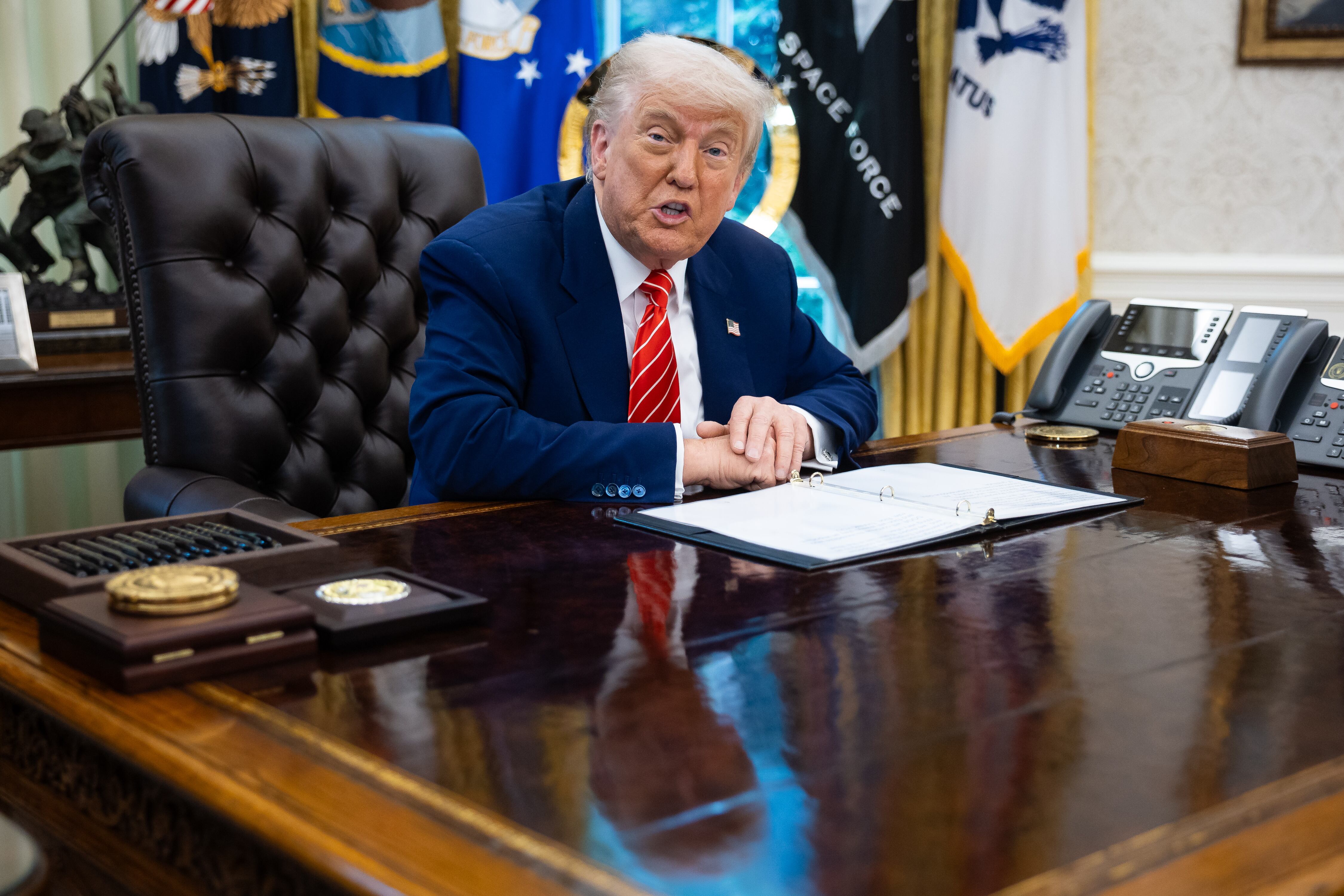 Washington (United States), 30/05/2025.- US President Donald Trump holds during a press conference in the Oval Office at the White House in Washington, DC, USA, 30 May 2025. EFE/EPA/FRANCIS CHUNG / POOL