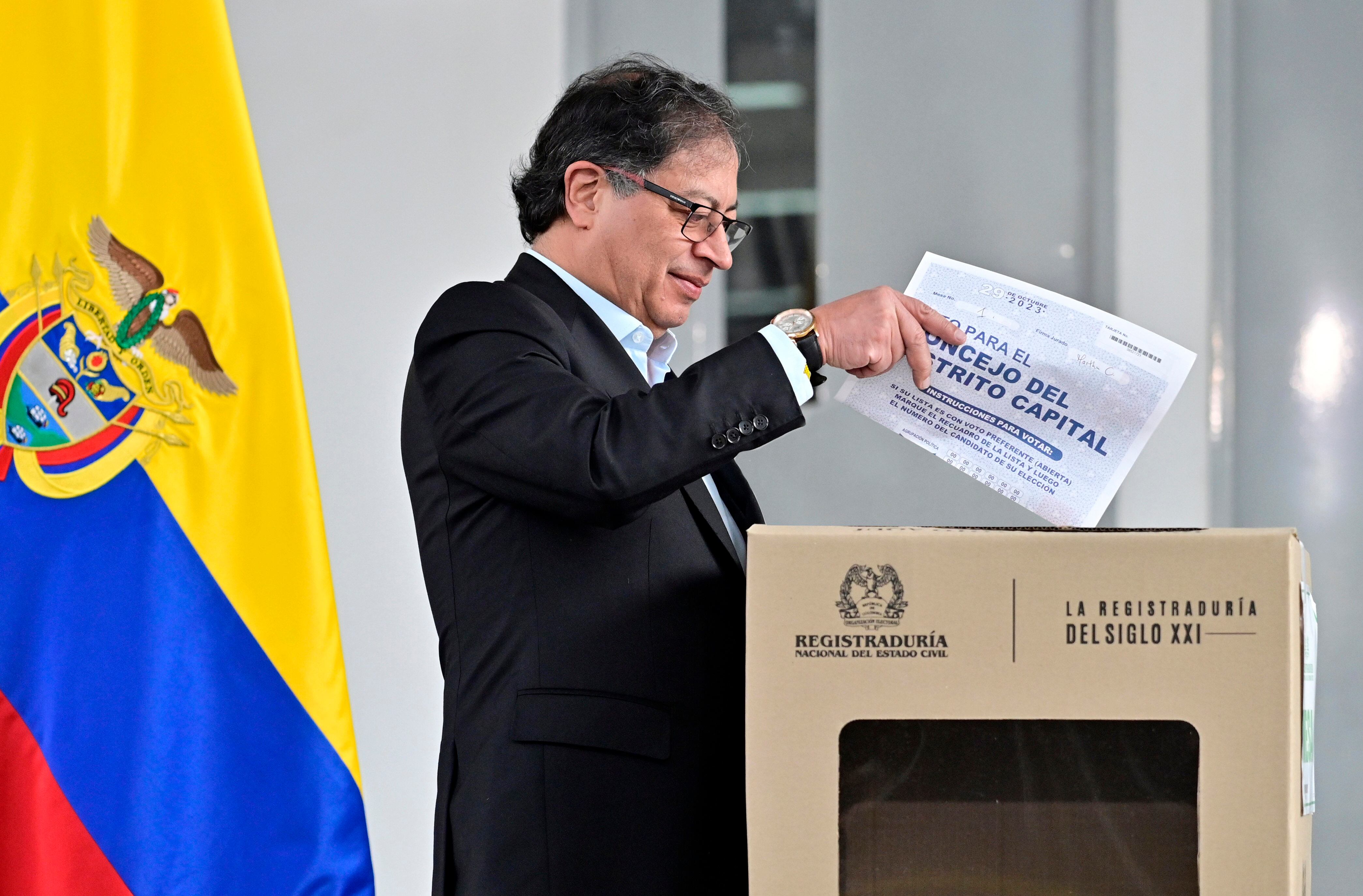 BOGOTÁ (COLOMBIA), 29/10/2023.- Fotografía cedida por la Presidencia de Colombia que muestra al presidente Gustavo Petro mientras en Bogotá.