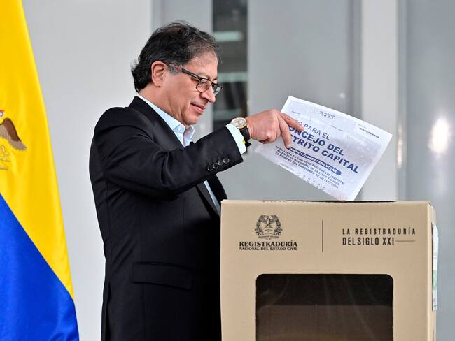 BOGOTÁ (COLOMBIA), 29/10/2023.- Fotografía cedida por la Presidencia de Colombia que muestra al presidente Gustavo Petro mientras en Bogotá.