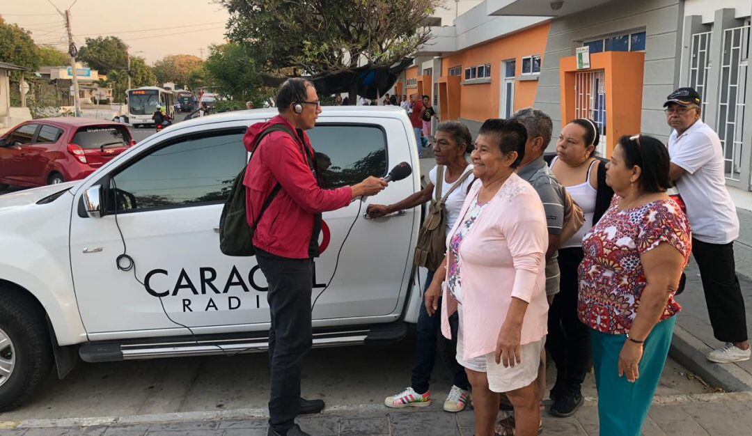 El periodista Edgar Fontalvo entrevista a los habitantes de 7 de Abril