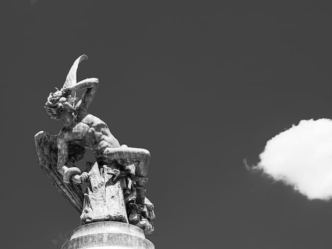 Estatua de un ángel caído (Foto vía Getty Images)