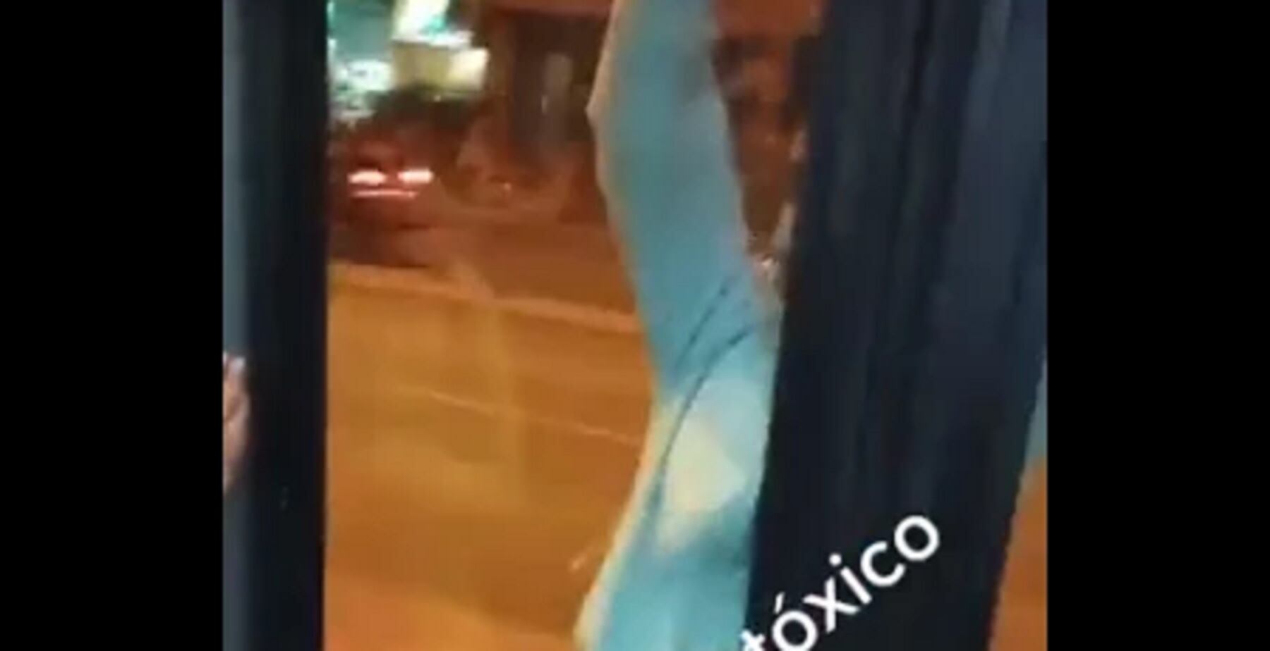 Video: Joven señalado de hurto terminó colgado de la puerta de un Transmilenio | Captura de video