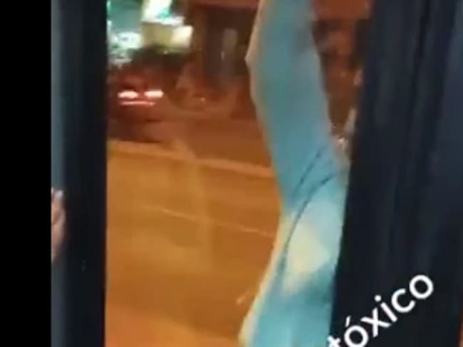 Video: Joven señalado de hurto terminó colgado de la puerta de un Transmilenio | Captura de video