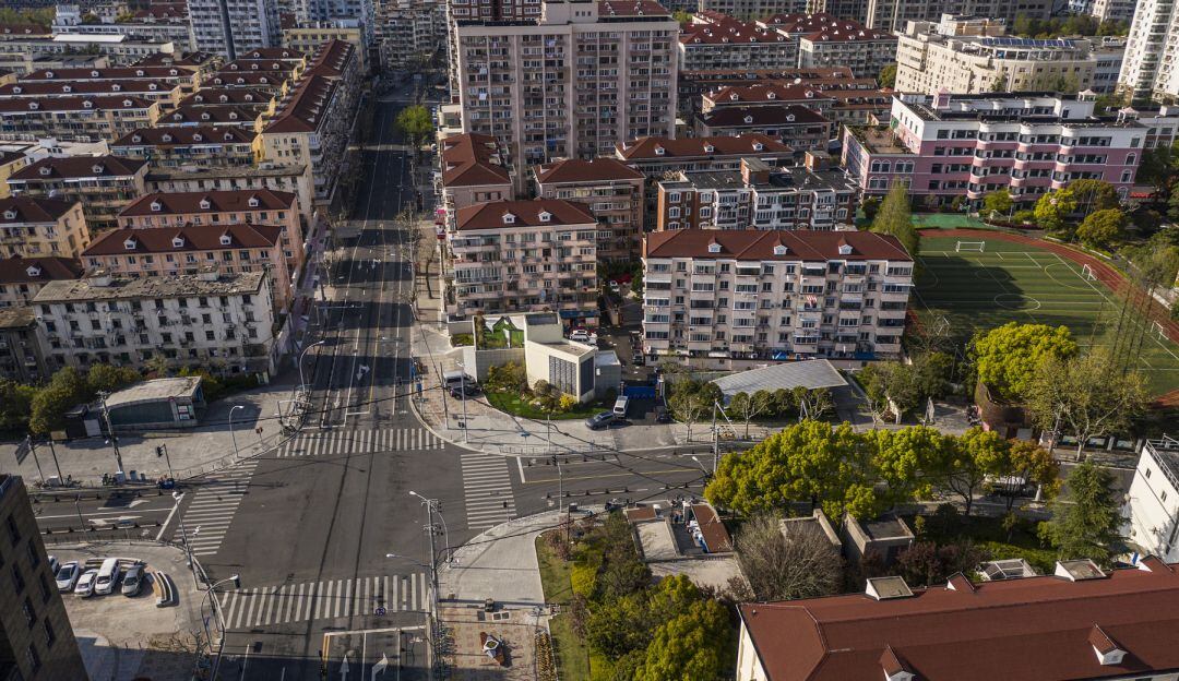 Vuelven las muertes por COVID a Shanghái en medio de estricto aislamiento
