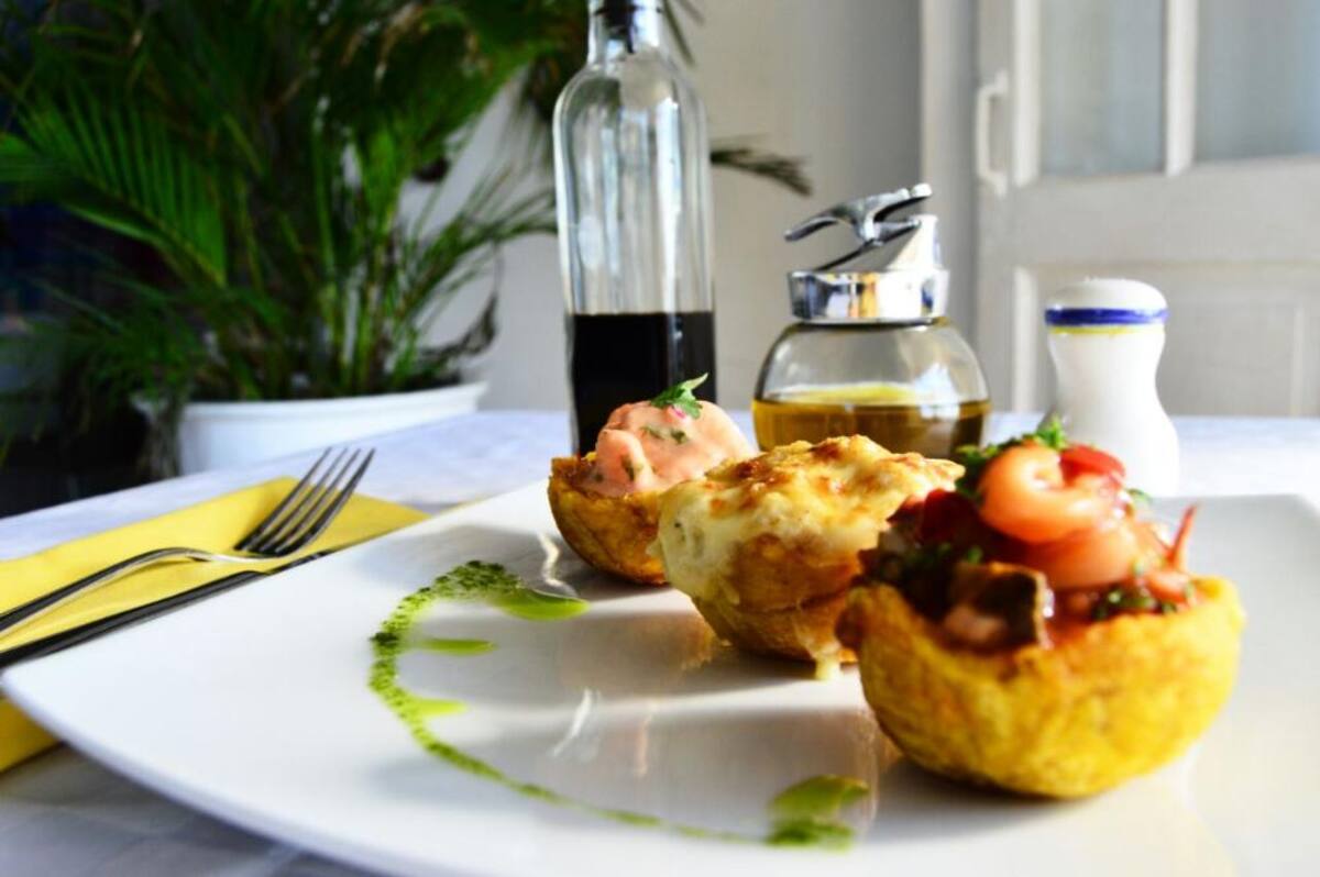 En el corazón de la Marina de Santa Marta, este restaurante ofrece diferentes sensaciones en sus platos internacionales, desde mariscos hasta carnes.