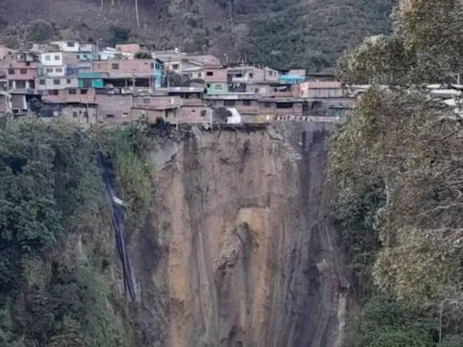 Derrumbe en Cajamarca que afecta la Línea