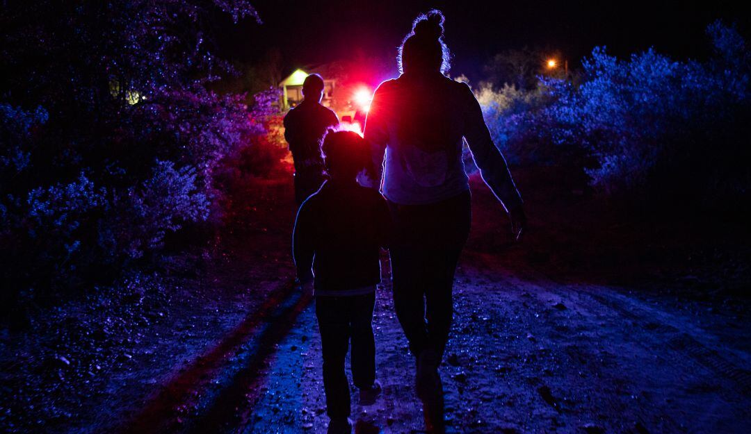 Migrantes cruzando la frontera hacia México