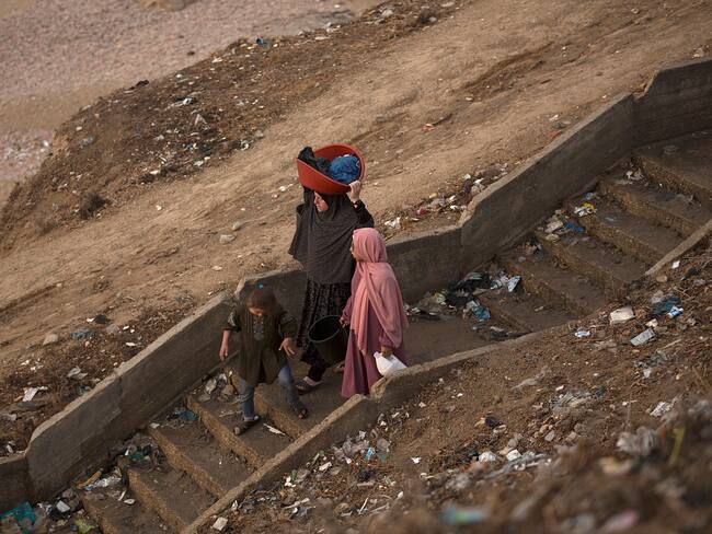 Gaza (---), 12/12/2023.- Palestinians gather to wash clothes with sea water at Deir al-Balah beach amid a shortage of clean water, in the central Gaza Strip, 12 December 2023. More than 18,000 Palestinians and at least 1,200 Israelis have been killed, according to the Palestinian Health Ministry and the Israel Defense Forces (IDF), since Hamas militants launched an attack against Israel from the Gaza Strip on 07 October, and the Israeli operations in Gaza and the West Bank which followed it. EFE/EPA/HAITHAM IMAD