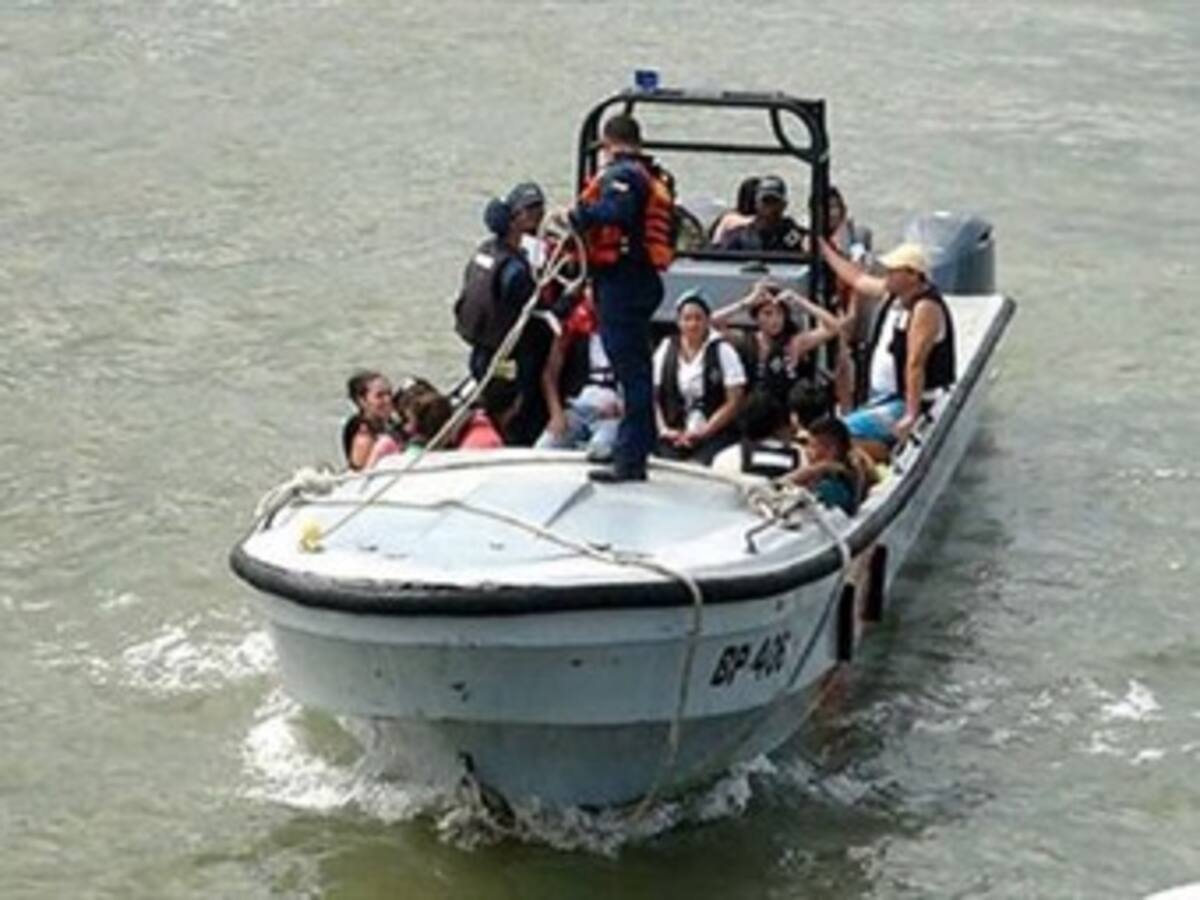 Rescatan turistas que cayeron al mar por choque de embarcaciones