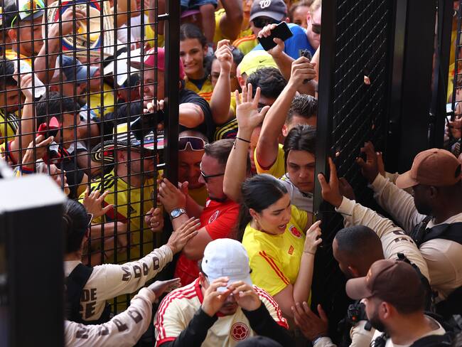 Fanáticos intentan ingresar al estadio durante el partido final de la Copa América 2024 entre Argentina y Colombia en el Hard Rock Stadium (Foto de Maddie Meyer/Getty Images)
