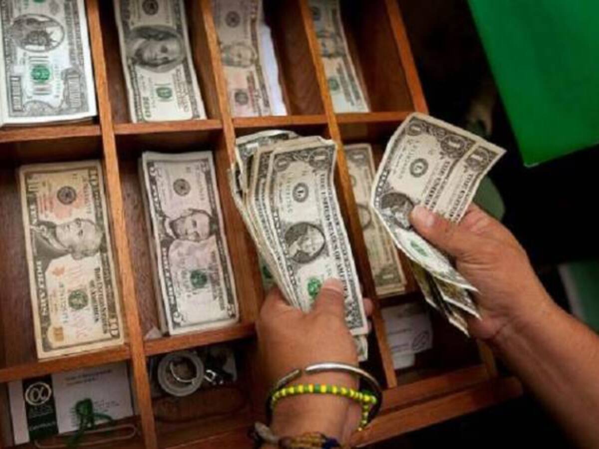 Dólar se aleja de los $2.700 en el mercado colombiano
