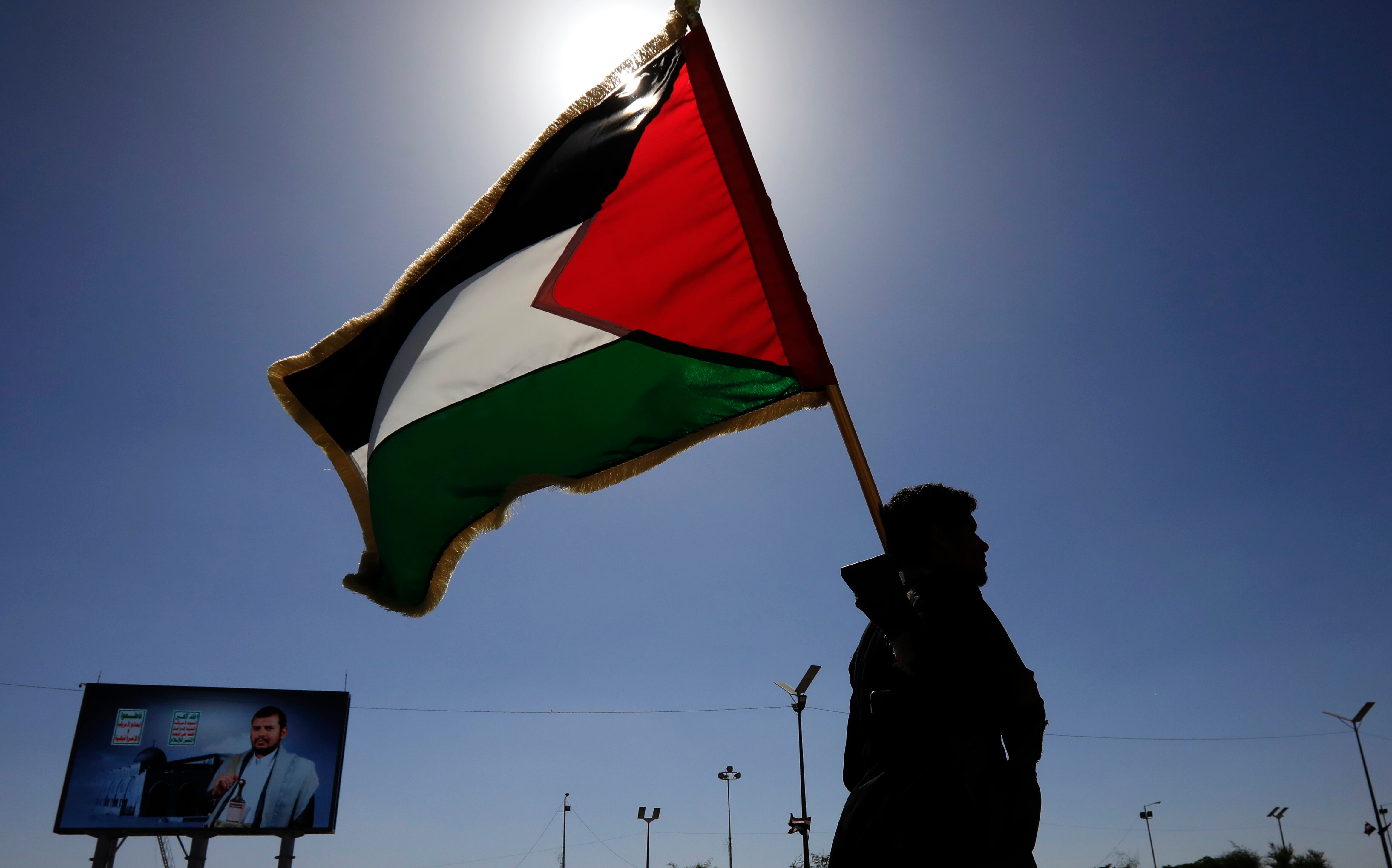 Sana'a (Yemen), 07/06/2024.- A Houthi supporter waves a Palestinian flag during a protest against the US and Israel, and in solidarity with the Palestinian people, in Sana'a, Yemen, 07 June 2024. Thousands of Houthi supporters participated in a protest in support of the Palestinian people and condemning the US support of Israeli actions in Gaza. The protest came a day after Yemen's Houthis claimed to have launched two joint drone attacks with an Iraqi militia group against ships at Israel's Haifa port, in retaliation for the Israeli military operations in Gaza, vowing to keep up maritime attacks in solidarity with Palestinians, according to a statement by Houthi military spokesman Yahya Sarea. (Protestas) EFE/EPA/YAHYA ARHAB
