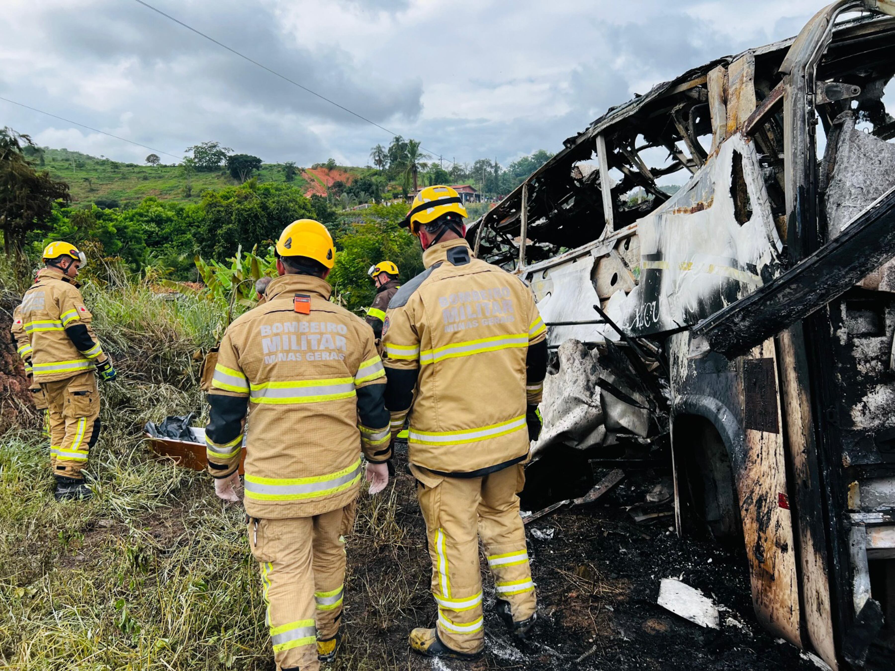 AME6725. TEÓFILO OTONI (BRASIL), 21/12/2024.- Fotografía cedida este sábado por Bomberos de Minas Gerais que muestra bomberos recorriendo la zona donde ocurrió el accidente de un autobús cerca de la ciudad de Teófilo Otoni, en el Estado de Minas Gerais (Brasil).