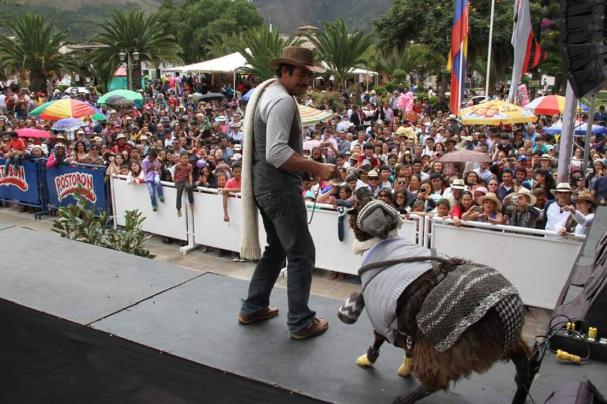 Pasarela del reinado de Ovejas, Nobsa, Boyacá.