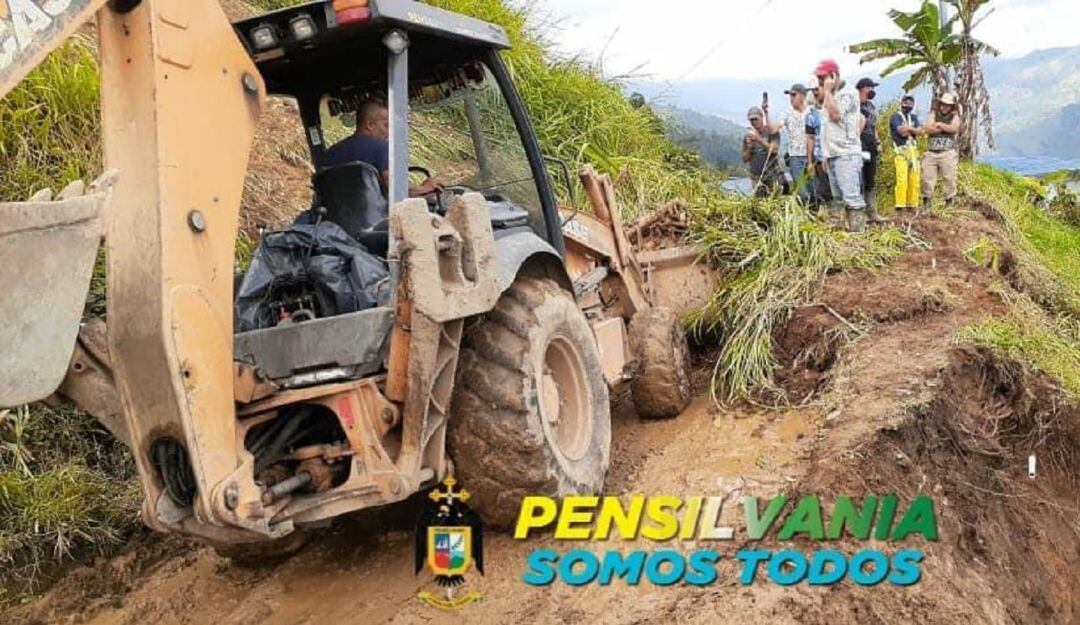 Con maquinaria amarilla, habilitan vías en diferentes puntos de Pensilvania, Caldas.