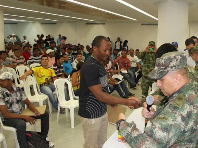 Gobierno elimina la libreta militar como requisito para que jóvenes consigan empleo