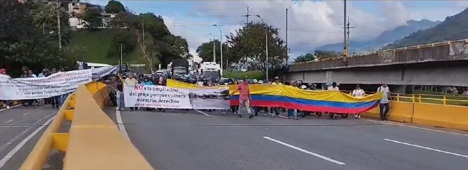 Protesta de la comunidad que exige el retiro de los peajes El Trapiche y Cabildo. Foto: Guillermo Naranjo.