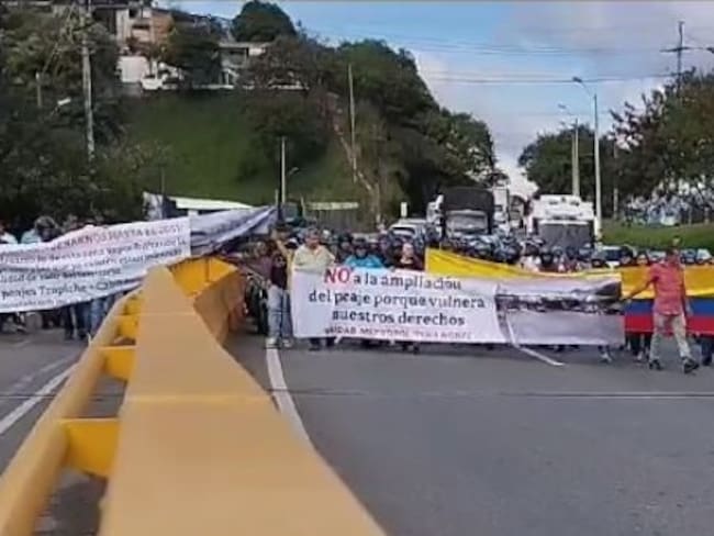 Protesta de la comunidad que exige el retiro de los peajes El Trapiche y Cabildo. Foto: Guillermo Naranjo.