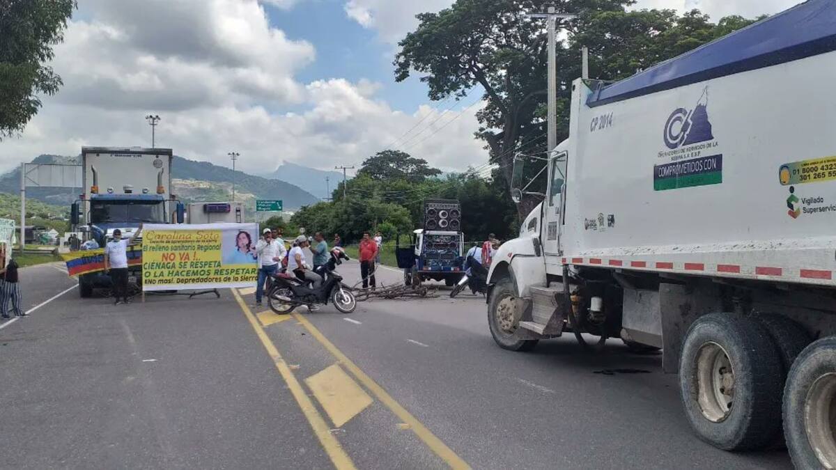 Líderes protestan y bloquean la Troncal del Caribe a la altura de la “Y” de Ciénaga