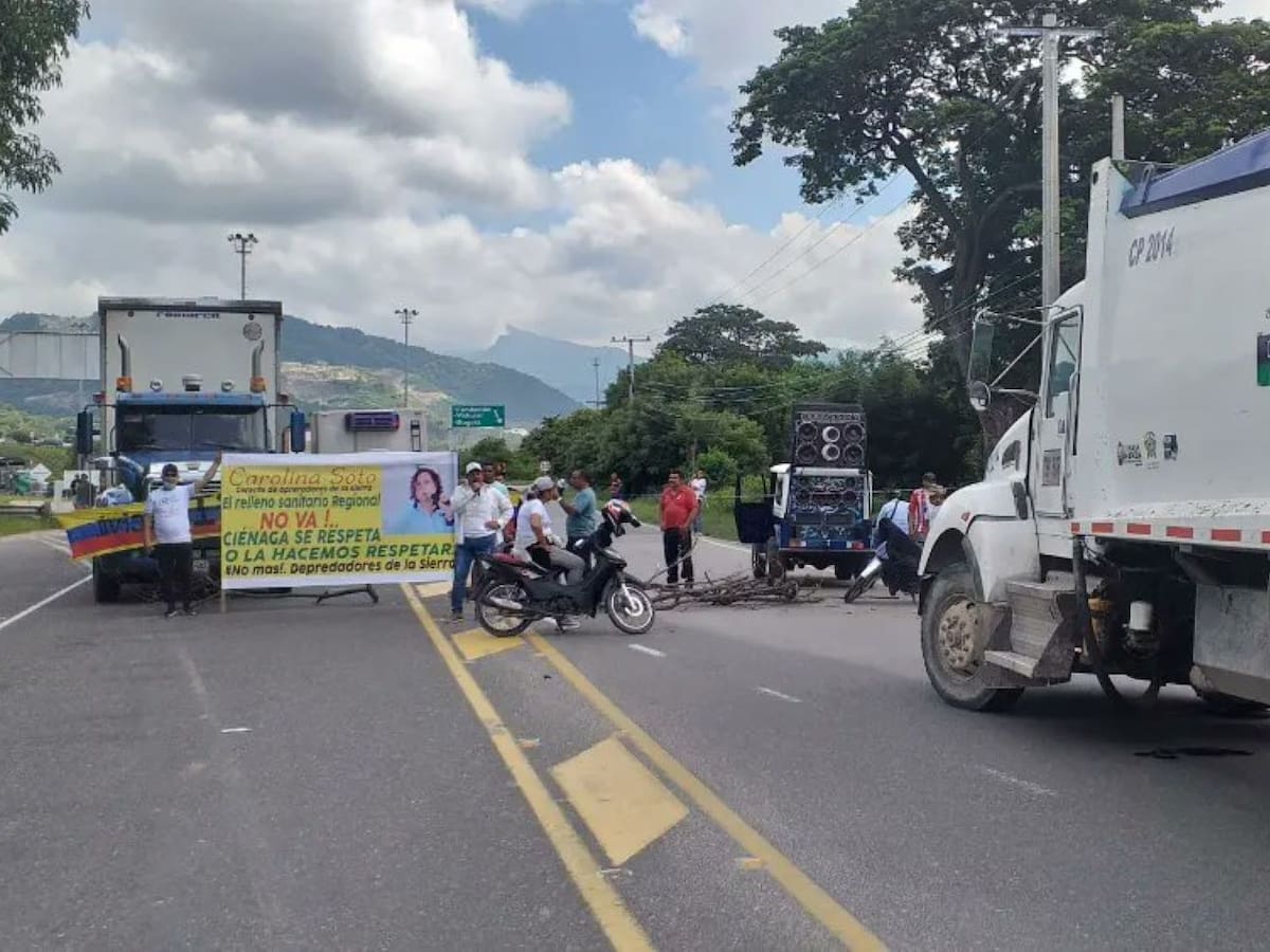 Líderes protestan y bloquean la Troncal del Caribe a la altura de la “Y” de Ciénaga