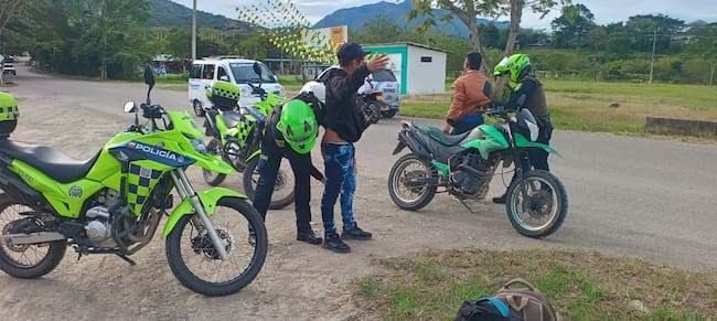 Las autoridades reportaron un incremento del 32 % en el flujo vehicular, con más de 93 mil vehículos transitando por las vías del Huila. Foto Relacionada