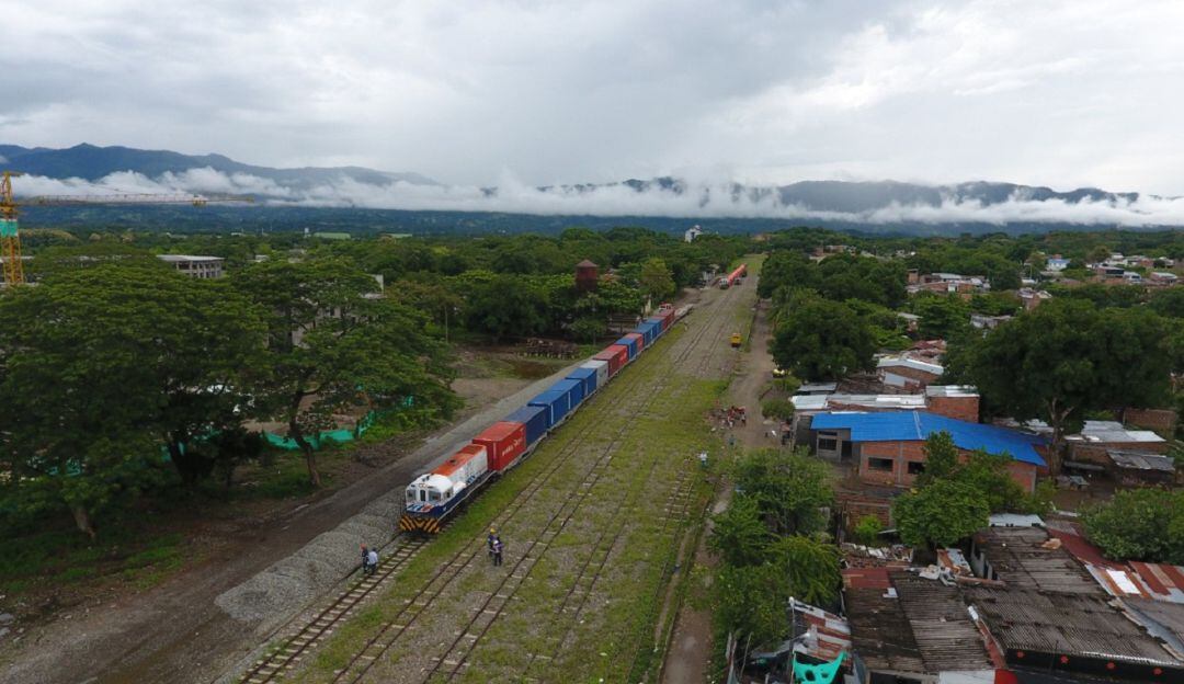 Tren de carga que llega a La Dorada, Caldas