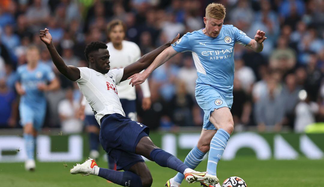 Dávinson Sánchez haciendo un cierre preciso ante el belga Kevin De Bruyne.