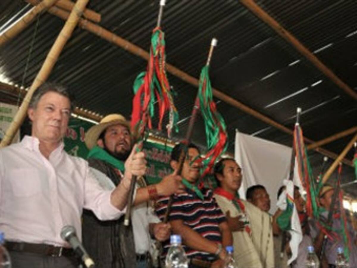 Santos pide a indígenas ayudar al Estado y Fuerza Pública