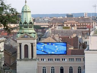 La bandera de la Unión Europea ondea en una plaza del centro de Zagreb. Foto: EFE