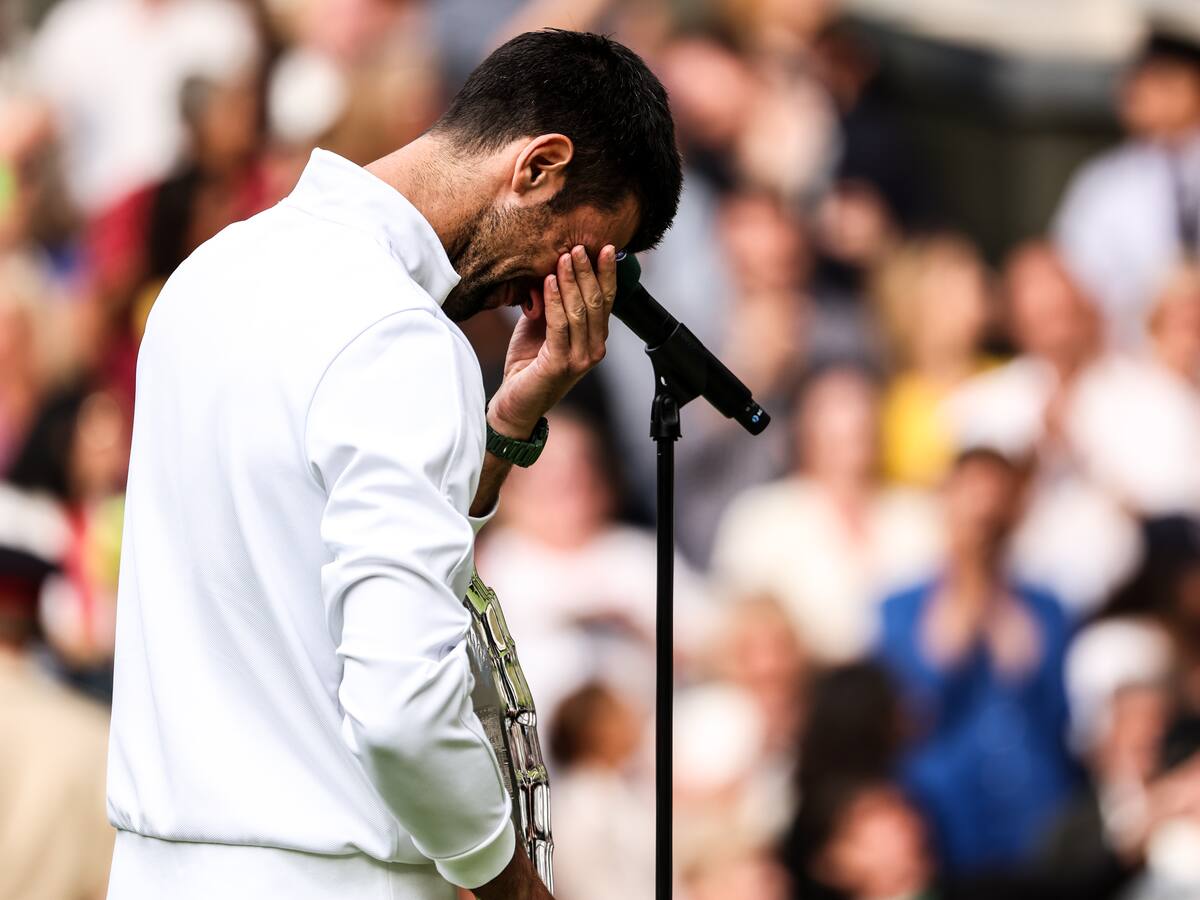 Djokovic rompe en llanto tras derrota contra Alcaraz en final de Wimbledon 2023
