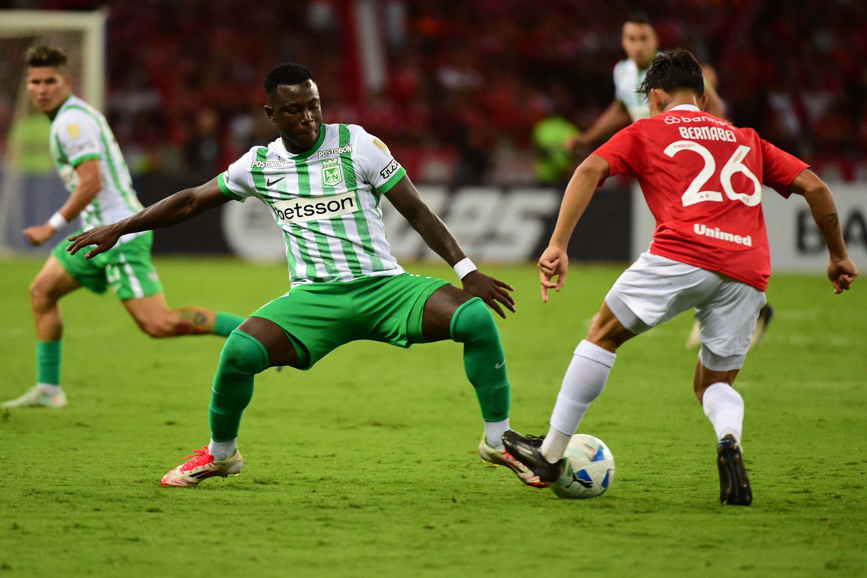 Alexandro Bernabei (d) de Internacional disputa el balón con Marino Hinestroza de Atlético Nacional este jueves, en un partido de la fase de grupos de la Copa Libertadores en el estadio Beira Rio, en Porto Alegre (Brasil). EFE/ Ricardo Rimoli