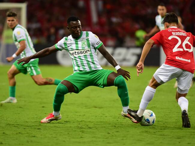 Alexandro Bernabei (d) de Internacional disputa el balón con Marino Hinestroza de Atlético Nacional este jueves, en un partido de la fase de grupos de la Copa Libertadores en el estadio Beira Rio, en Porto Alegre (Brasil). EFE/ Ricardo Rimoli